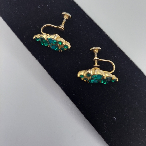 Vintage Emerald Green Rhinestones Screwback Earrings. - Picture 3 of 11